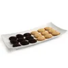 A white rectangular platter holding two rows of cookies, one dark brown and one light tan, against a white background. Anteprima dell’immagine prodotto