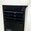Close-up view of the top section of a black and white mobile air conditioner. Voir les images du produit