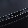 A close-up view of the buttons on a black trash can lid. Voir les images du produit