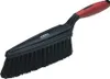 A cleaning brush with a black head and a red handle, isolated on a white background. Voir les images du produit