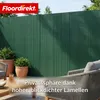 A green privacy fence in a garden setting with outdoor furniture and potted plants. Anteprima dell’immagine prodotto