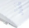 A close-up of a white pillow with a subtle embossed logo and a brand tag. Produktbild-Vorschau