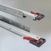 Two metal drawer slides with red plastic locking mechanisms are shown diagonally against a light gray background. Produktbild-Vorschau