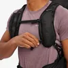 Detailaufnahme eines Mannes; der den Montane Trailblazer 25 Rucksack trägt. Der Rucksack hat ergonomische Schultergurte und ist für alpine Aktivitäten konzipiert. Produktbild-Vorschau