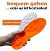 Eine Hand hält ein Paar orange-weiße StepEase-Einlegesohlen mit strukturierten Oberflächen Produktbild-Vorschau