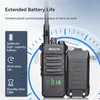 A walkie-talkie and its battery are shown with text overlays highlighting battery life and usage times. Anteprima dell’immagine prodotto