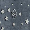 A close-up view of a gray blanket with glowing stars and a logo. Anteprima dell’immagine prodotto