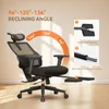 A black ergonomic office chair with a retractable footrest and adjustable reclining angles is shown with text overlays highlighting its features. Produktbild-Vorschau