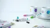 Porcelain markers and decorated mugs on a white table. Produktbild-Vorschau
