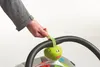 A hand is holding a strap attached to a baby mobile hanging from a stroller bar. Voir les images du produit