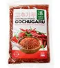 A bag of Gochugaru (chilli pepper flakes) with a bowl of the product in the foreground. Anteprima dell’immagine prodotto