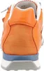 The back view of an orange sneaker with blue and white accents. Voir les images du produit