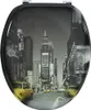A black and white image of Times Square, New York City, with yellow taxis in the foreground, printed on a toilet seat. Anteprima dell’immagine prodotto