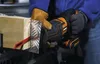 A person wearing gloves is using a reciprocating saw to cut a piece of wood and metal. Voir les images du produit