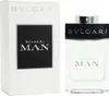 Bvlgari Man Eau de Toilette 100 ml, klarer Glasflakon mit schwarzem Verschluss neben weißer Originalverpackung mit silberner Schrift. Náhled obrázku produktu