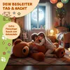 Two children hugging a large teddy bear in a bedroom at night, with a full moon visible through the window. Anteprima dell’immagine prodotto