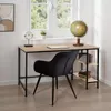 A desk with a chair and accessories in a room with a window. Voir les images du produit
