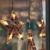 Close-up of star-shaped string lights hanging in front of a blurred background. Anteprima dell’immagine prodotto