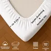 A close-up of a white fitted sheet corner, showing the elasticized edge and fabric texture, with icons and text detailing product features. Produktbild-Vorschau
