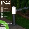 A modern outdoor bollard light is shown in a garden setting during rainfall, with text overlays highlighting its features. Anteprima dell’immagine prodotto