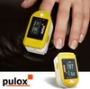 A finger pulse oximeter is shown on a person's finger, with another unit shown separately. Produktbild-Vorschau
