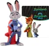 A figurine of Judy Hopps from Zootopia next to a promotional card featuring Nick Wilde and Judy Hopps. Produktbild-Vorschau
