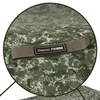 A close-up view of a camouflage-patterned hat with a strap and a label. Anteprima dell’immagine prodotto