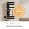 A black electric towel warmer with a towel draped over it, next to a circular graphic highlighting a timer function. Anteprima dell’immagine prodotto