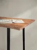 Perspektivische Ansicht des massiven Holztisches, die die einzigartige Wuchslinie der Baumkante und die glatte Oberfläche des Arbeitsbereichs betont._#sku_SAFWL7.263# Produktbild-Vorschau