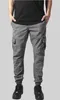 A person wearing cargo jogging pants and sneakers. Produktbild-Vorschau