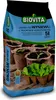 A bag of soil for sowing seeds, with small plants in pots shown in the foreground. Produktbild-Vorschau