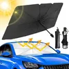 Schwarzer Windschutzscheiben-Sonnenschutzschirm für Autos, geöffnet über einem blauen Auto und in zwei Aufbewahrungsvarianten gefaltet Náhled obrázku produktu