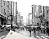 Gartenposter - 120x80 cm - Ginza im Regen Schwarz-Weiß-Foto Produktbild-Vorschau 1
