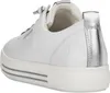 A side view of a white sneaker with silver accents. Voir les images du produit