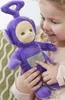 Giocattolo di peluche dei Teletubbies Tinky Winky parlante Anteprima dell’immagine prodotto 2