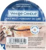 A close-up of a Yankee Candle wax melt packaging with a picture of creme brulee. Produktbild-Vorschau