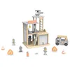 Een houten brandweerstation met accessoires, inclusief Productafbeelding-voorbeeld 2