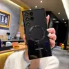 A person is holding a black smartphone with a protective case in a cafe-like setting. Anteprima dell’immagine prodotto