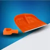 An orange snow shovel and its handle are shown against a blue and white gradient background. Anteprima dell’immagine prodotto