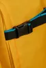 A close-up of a black buckle with blue trim on a yellow backpack. Produktbild-Vorschau