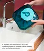 A person is emptying water from a teal and blue salad spinner into a white sink. Produktbild-Vorschau