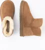 Ugg Mini Bailey Button II Stiefel Chestnut - Stiefel - Produktbild-Vorschau 35