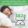 A woman sleeping under a duvet, with a close-up of the filling material and a scale graphic indicating weight. Produktbild-Vorschau