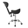 A black saddle stool with a backrest and wheels, shown against a white background. Anteprima dell’immagine prodotto