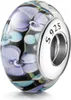 Schwarzer Glas Bead mit lilanem und blauen Blumenmuster, in silberner Hülse mit 925 Prägung, leicht schräg fotografiert auf weißem Hintergrund. Produktbild-Vorschau