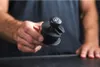 A person's hand is holding a black applicator tool. Anteprima dell’immagine prodotto