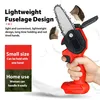 A hand holding a small red and black electric chainsaw with text overlays describing its features. Anteprima dell’immagine prodotto