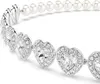 A close-up view of a pearl and crystal heart-shaped choker necklace. Produktbild-Vorschau