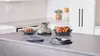 A kitchen counter with a Ninja air fryer and two glass containers filled with food. Anteprima dell’immagine prodotto