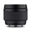 A close-up studio shot of a camera lens. Voir les images du produit
